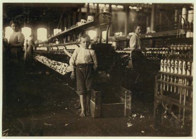 8岁的Leo，只有4英尺高，在1910年田纳西州费耶特维尔的Elk Cotton Mills每天收取15美分的线轴 作者 刘易斯·威克斯·海恩