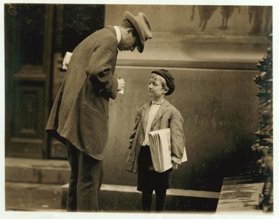 8岁的报童Michael McNelis刚刚从他的第二次肺炎中恢复过来，他在1910年宾夕法尼亚州费城的一场暴雨中卖纸 作者 刘易斯·威克斯·海恩