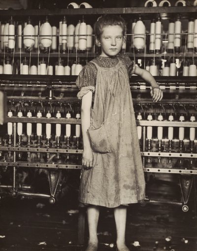 爱迪-卡德，12岁。1910年，佛蒙特州北波诺尔，棉纺厂的纺纱工。 作者 刘易斯·威克斯·海恩