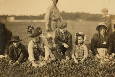 Annette Roy说是7岁，Napoleon Ruel说是在1911年在马萨诸塞州南卡弗的Smart&39;s Bog采摘蔓越莓9 作者 刘易斯·威克斯·海恩