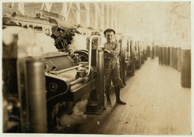 男孩清扫车在林肯棉花厂，印第安纳州埃文斯维尔的梳理机在1902年的湿滑地板上的袜子脚 作者 刘易斯·威克斯·海恩