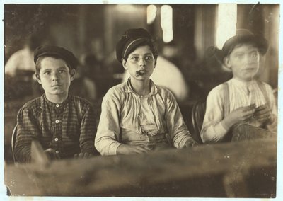 男孩在佛罗里达州坦帕的Englehardt und Co制作雪茄，1909年 作者 刘易斯·威克斯·海恩