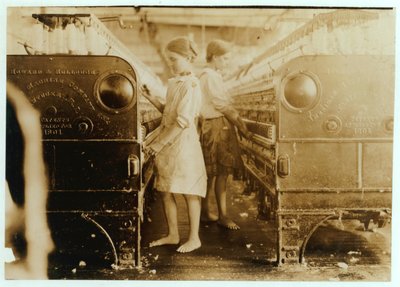 在密西西比州Yazoo City Yarn Mills工作的Elsie和Sadie说他们13岁，1911年 作者 刘易斯·威克斯·海恩