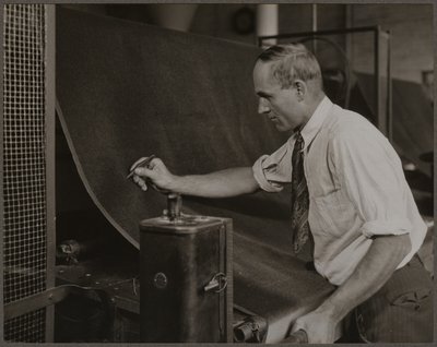  作者 刘易斯·威克斯·海恩