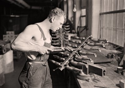马拉松Paragon橡胶公司的工厂工人。 1936年 作者 刘易斯·威克斯·海恩
