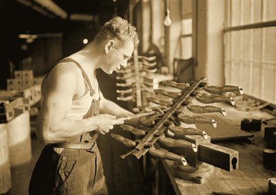 马拉松Paragon橡胶公司的工厂工人。 1936年 作者 刘易斯·威克斯·海恩