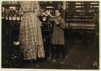 Fannie，48英寸高，7岁，19岁儿童中的一个，1910年在田纳西州费耶特维尔的Elk Mills帮助她的妹妹 作者 刘易斯·威克斯·海恩