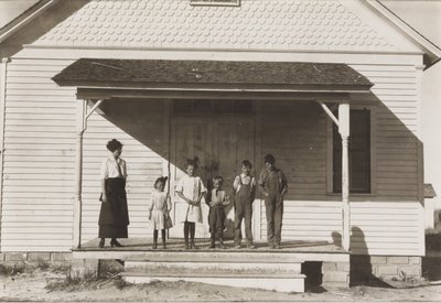 1915年，五名学生在科罗拉多州密歇根堡第3区第6学校就读 作者 刘易斯·威克斯·海恩