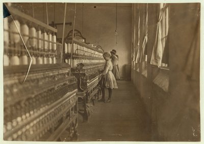Hattie Hunter是南卡罗来纳州Lancaster Cotton Mills的一名锭床工人，她在1908年工作了3年 作者 刘易斯·威克斯·海恩