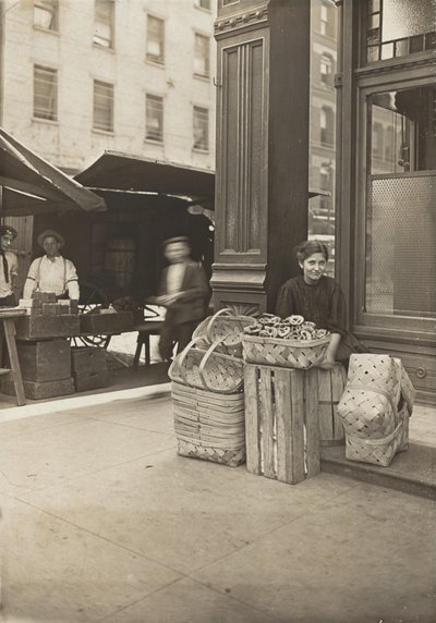 Lena Lochiavo，11岁，篮子和椒盐卷饼卖家，位于俄亥俄州辛辛那提市沙龙入口前的第六街市场，1908年8月（明胶银印） 作者 刘易斯·威克斯·海恩