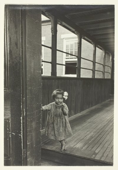 站在画廊门口的小女孩 作者 刘易斯·威克斯·海恩