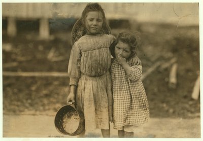Maud和Grade Daly，5岁和3岁每天为Peerless Oyster Company，Bay St. Louis，Mississippi，1911年挑选一罐虾 作者 刘易斯·威克斯·海恩