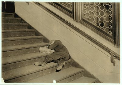 1912年，报童在新泽西州泽西市的报纸上睡着了 作者 刘易斯·威克斯·海恩