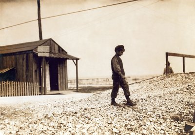 其中一个年轻的牡蛎shuckers，密西西比州的Pass Christian，1911年2月（棕褐色照片） 作者 刘易斯·威克斯·海恩