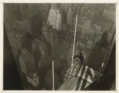 提升桅杆，帝国大厦，1931年（明胶银照片） 作者 刘易斯·威克斯·海恩