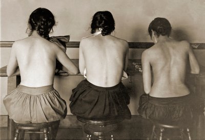 缝纫机女孩，c.1917 作者 刘易斯·威克斯·海恩