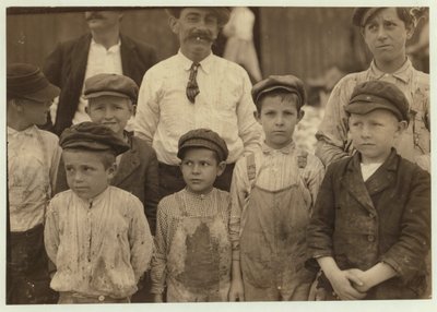 在Dunbar，Lopez，Dukate Co，Biloxi，密西西比州，1911年年仅5岁和8岁的采摘虾 作者 刘易斯·威克斯·海恩