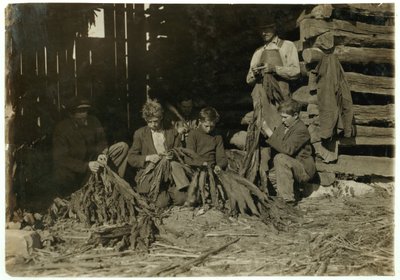 JH Burch的儿子在1916年在肯塔基州罗克菲尔德的沃伦县上学期间12岁，14岁和17岁时剥烟 作者 刘易斯·威克斯·海恩