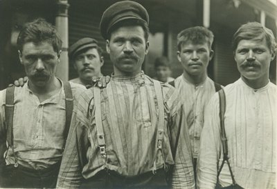 宾夕法尼亚州霍姆斯特德俄罗斯寄宿公寓的钢铁工人，1907-8（明胶银印） 作者 刘易斯·威克斯·海恩