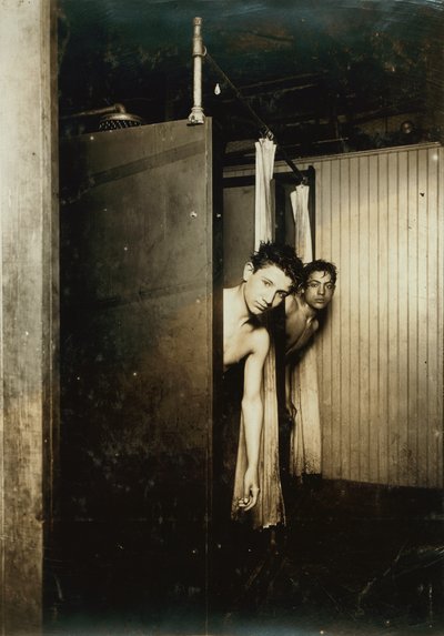 电报男孩使用淋浴，邮政电话。纽约百老汇公司，1910年 作者 刘易斯·威克斯·海恩