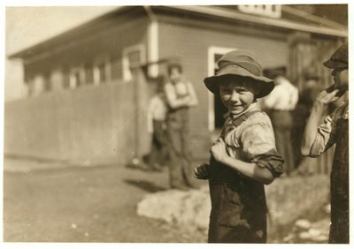 1913年，19岁的阿拉巴马州亨茨维尔市梅里马克米尔斯（Merrimack Mills）稳定工作，十岁的查理福斯特（Charlie Foster）无法阅读 作者 刘易斯·威克斯·海恩