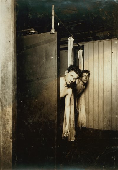 两个男孩在美国纽约市百老汇的邮政电报公司洗澡，约1910年（深褐色照片）。 作者 刘易斯·威克斯·海恩