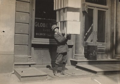 帮助装载马车的马车夫或尾巴男孩，约1914年。 作者 刘易斯·威克斯·海恩
