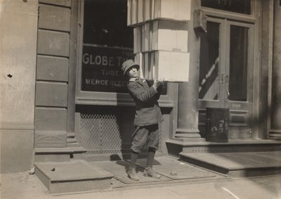 马车夫或 "尾随者 "帮助装车，约 1914 年（照片）。1914 年（照片） 作者 刘易斯·威克斯·海恩