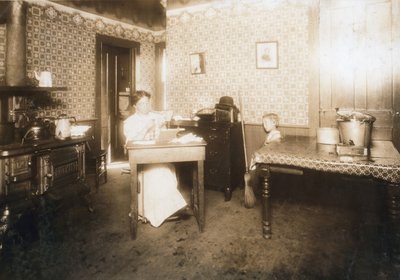 插入刷毛的妇女入牙刷在她的厨房里，c.1912 作者 刘易斯·威克斯·海恩