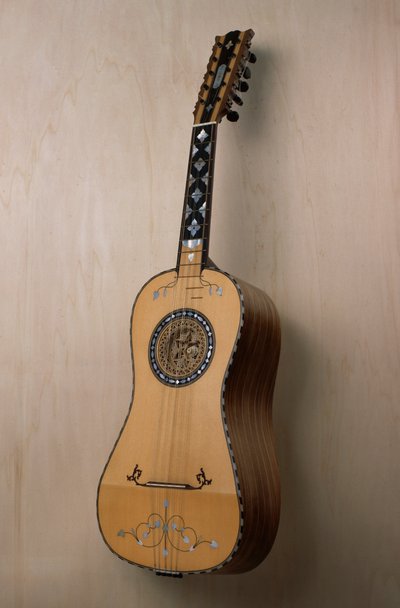 Chitarra battente（吉他），在坎帕尼亚普莱亚诺的制琴师 Pasquale Scala 的工作室制造的乐器。 意大利，20 世纪 作者 未知未知