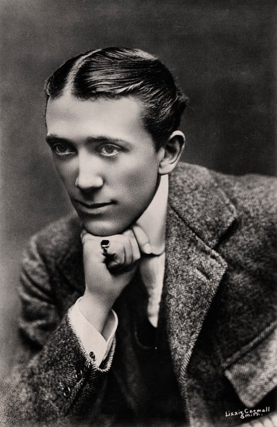 杰拉尔德·杜·毛里耶（Gerald Du Maurier）1873-1934年，英国演员和剧院经理，二十世纪初。 作者 丽兹·卡斯沃尔·史密斯