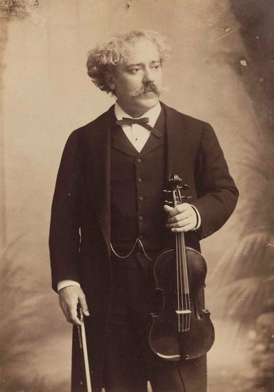 小提琴家和作曲家巴勃罗-德-萨拉萨特1844-1908年的肖像，约1895年。 作者 伦敦。摄影工作室 Elliott and Fry
