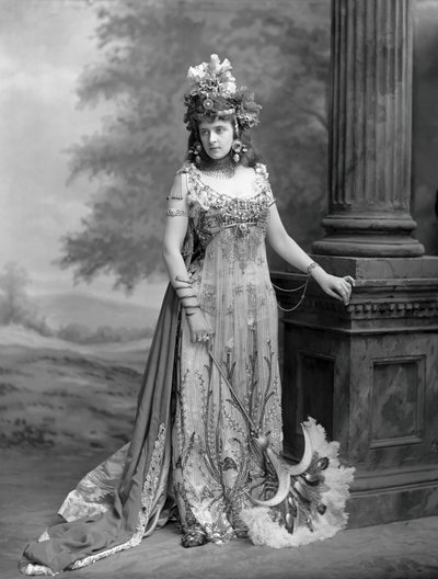Algernon Bourke夫人1870-1967，名Guendoline Irene Emily Sloane-Stanley...，1897年。 作者 伦敦。照相馆拉斐特