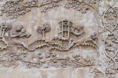 Naamah教孩子读书，Tubal-Cain用锤子敲钟；Seth的儿子Eno用圆规绘图，《创世纪》的故事，Lorenzo Maitani（1275-1330年之前）的浮雕，意大利翁布里亚Orvieto大教堂侧面的第一根柱子。 作者 洛伦佐·迈塔尼（Lorenzo Maitani）