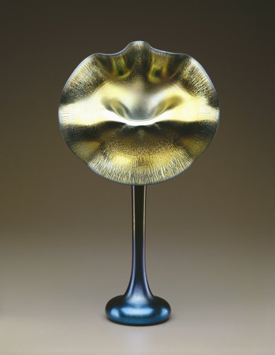 蓝色和金色的“Jack-in-the-Pulpit”花瓶 作者 路易斯·康福特·蒂芙尼
