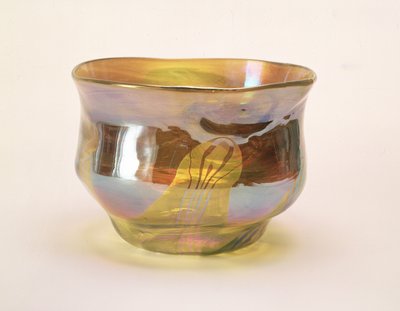 Favrile Bowl，纽约玻璃装饰公司，c.1894（带彩虹色的黄色玻璃） 作者 路易斯·康福特·蒂芙尼