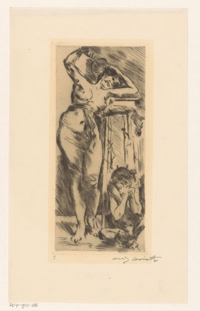 手持扇子的女性裸体，右侧是蜷缩的身影 作者 Lovis Corinth（艺术家签名）