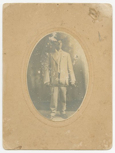一个男人的照片，约1910年。 作者 卢修斯·哈珀