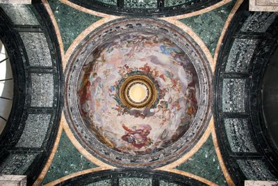 Cybo 教堂的圆顶景观，由 Luigi Garzi（1638-1721 年）壁画装饰（Luigi Garzi 壁画的 Cybo 教堂的圆顶景观）罗马 Basilica di Santa Maria del Popolo（Santa Maria del Popolo 教堂），Cybo教堂 作者 路易吉·加兹（Luigi Garzi）