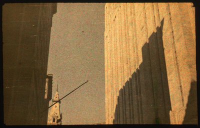 使用 Autochrome Lumière 和 35 毫米相机拍摄城市建筑的彩色照片，拍摄前... 作者 路易斯·马登