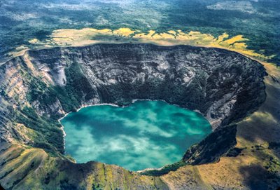 尼加拉瓜西北部科塞吉纳火山的火山口湖 作者 路易斯·马登