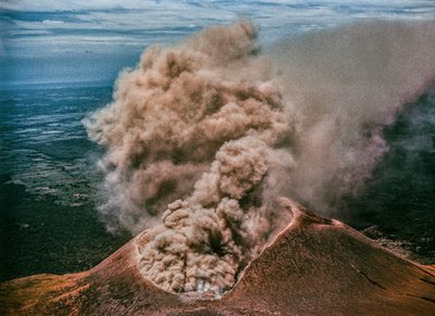 尼加拉瓜的莫莫通博火山 作者 路易斯·马登