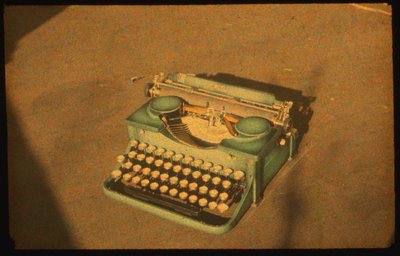 用 Autochrome Lumière 和 35 毫米相机拍摄的打字机静物彩色照片。 作者 路易斯·马登