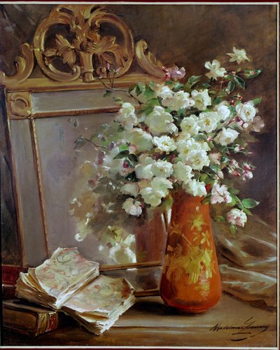 红色花瓶静物与镜子、花束和书。 Madeleine Lemaire (1845-1928) 的绘画，20 世纪。 私人收藏 作者 马德琳·勒梅尔（Madeleine Lemaire）