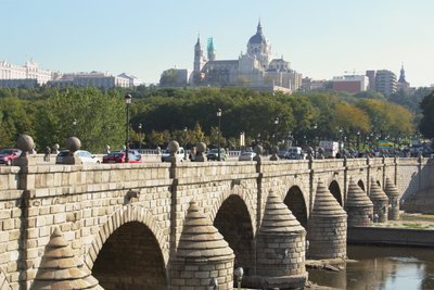 Puente de Segovia，最初由Juan de Herrera（1530-97）建造，并于1682年重建 作者 曼努埃尔和何塞·德尔·奥尔莫