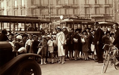 A group of students during a fieldtrip. The photograph shows the children, their teachers and other pedestrians on city street (b/w photo) 作者 马里奥·卡斯塔涅里（Mario Castagneri）