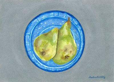 在厨房的不锈钢板上放着两个梨的蓝色风筝板 作者 玛蒂娜·柯尼兹基（Martina Konitzky）