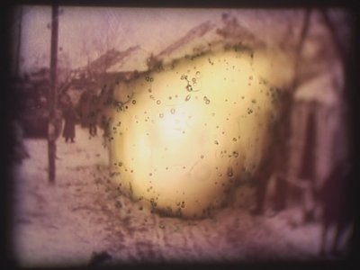 巴巴罗萨》，2002 年（视频投影仪和模拟幻灯机） 作者 马特·科利肖