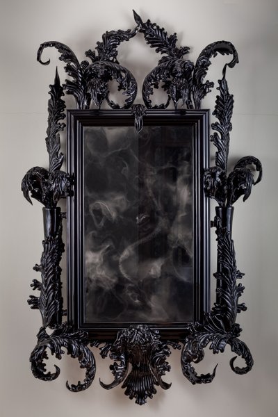 伊甸园之东，2013 年（黑色穆拉诺玻璃、监控镜、钢、木、漆、液晶屏和硬盘驱动器） 作者 马特·科利肖