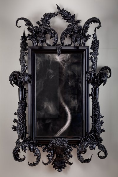 伊甸园之东，2013 年（黑色穆拉诺玻璃、监控镜、钢、木、漆、液晶屏和硬盘驱动器） 作者 马特·科利肖
